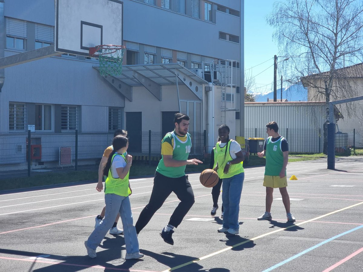 LPCasteret's tweet photo. Olympisme et Paralympisme. 31/3 au 4/04 activités physiques pour tous sur la pause méridienne. Clôture vendredi avec le biathlon ! Merci au dynamisme de l'équipe EPS du LP Casteret 🙏 https://t.co/fgNmSQz1dQ