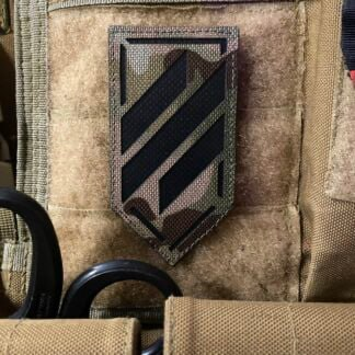 За оригінальним задумом символіка Трійки є відозміненим знаком Ідея Nації (ꑭ). Її базове накреслення було нахилено вправо для полкового шеврону Азову, а згодом в 2022 році  стилізовано для нарукавного знаку 3 ОШБр.