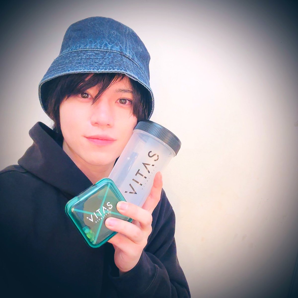 satoyugodesu's tweet photo. 【VITAS】公式アンバサダーに就任しました。
上裸になりがち俳優なので、現場にプロテインを差し入れするのが夢でした。

プロモーションだー！やったー！
サプリもあるのでマッチョ目指してない方も是非！

俺の5%オフクーポンコードもあるよ！
【misebaya】

公式リンク
https://t.co/uMorWIIkHR https://t.co/vUlnM2mJZc