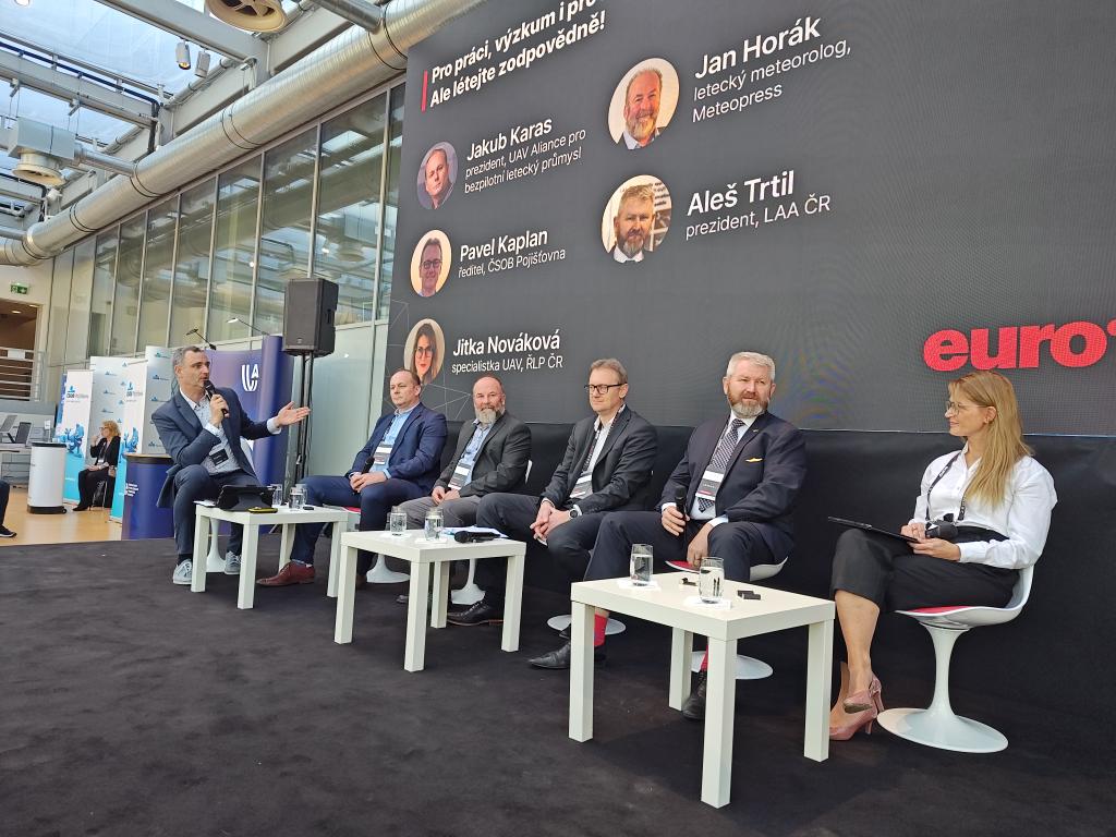 iEuro.cz tweet media