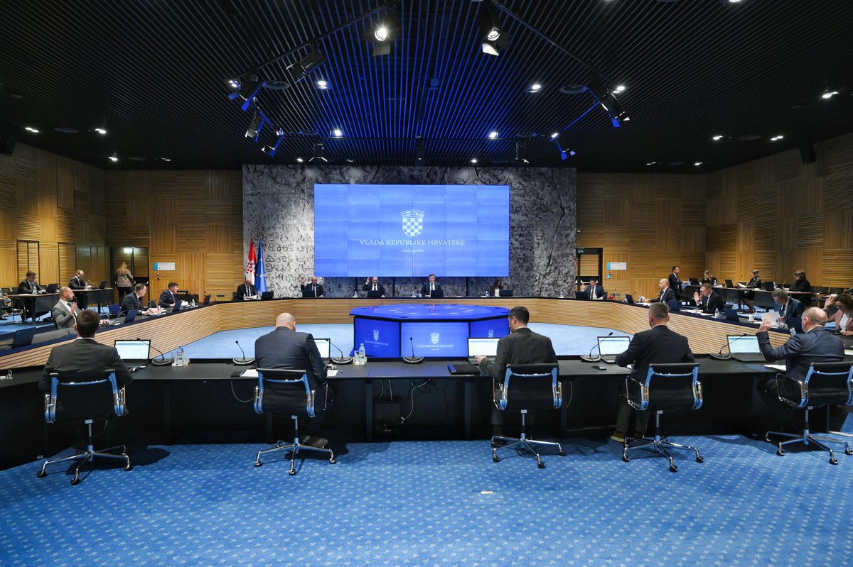 VladaRH's tweet image. Nizom mjera koje je #VladaRH poduzimala - ograničenje cijena 70 proizvoda i naftnih derivata, subvencioniranje cijene struje, plina i toplinske energije, niže stope #PDV, učinili smo dobar iskorak kako bi građani i gospodarstvo što manje osjetili inflatorne pritiske. #sjednicaVRH