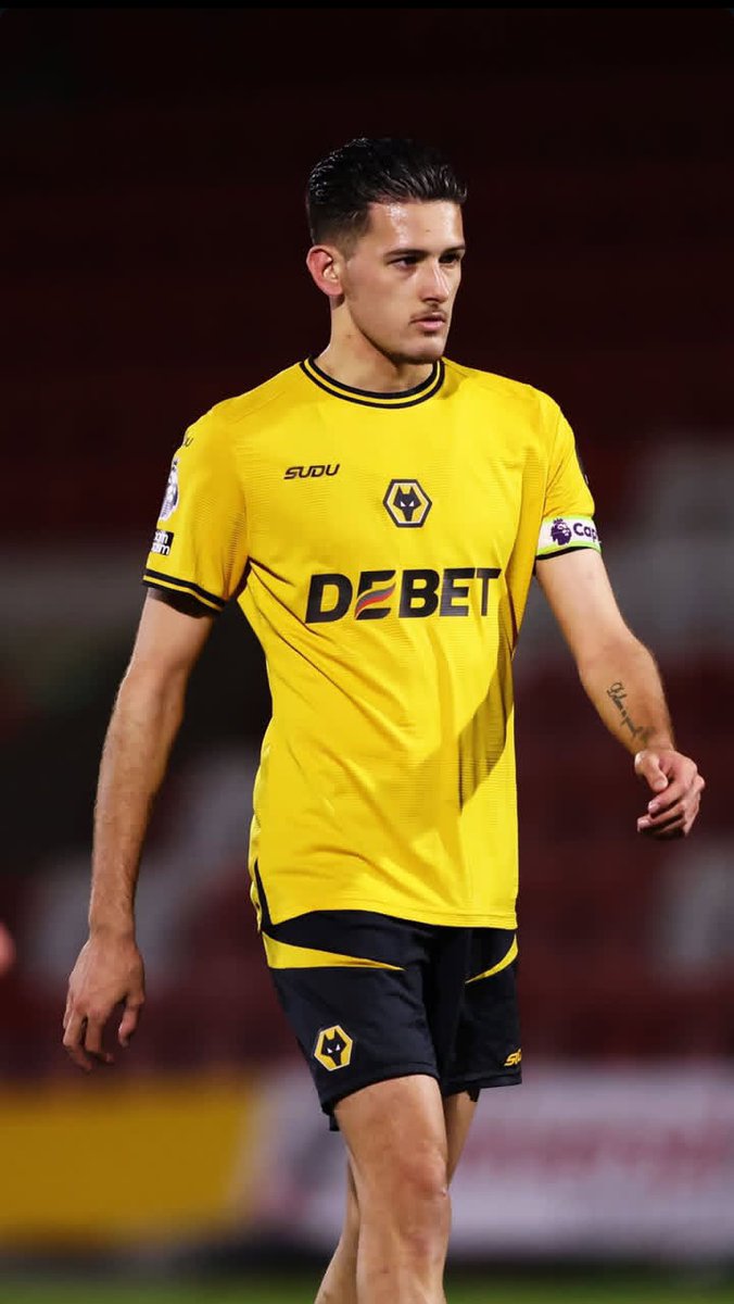 soshikon_mq's tweet image. weyy cakep benull quincy inilah🫠🫠 hobby nya jadi terbang gini ya wkwkwk 

pokoknya kalo udah dengan jersey wolves beserta ban captain, ganteng nya terkurasi 10000000000000%

#justinhubner #Wolves #hubner