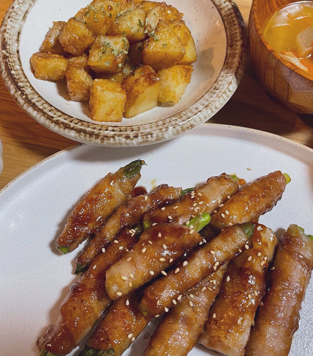 今日の晩ごはん🍚
細いアスパラだったので心許ない感じになった肉巻き( ´•ᴗ•ก)
お疲れ様でした🍻✨

#おうちごはん #晩ごはん 
#春休みもあと少し
 #お腹ペコリン部