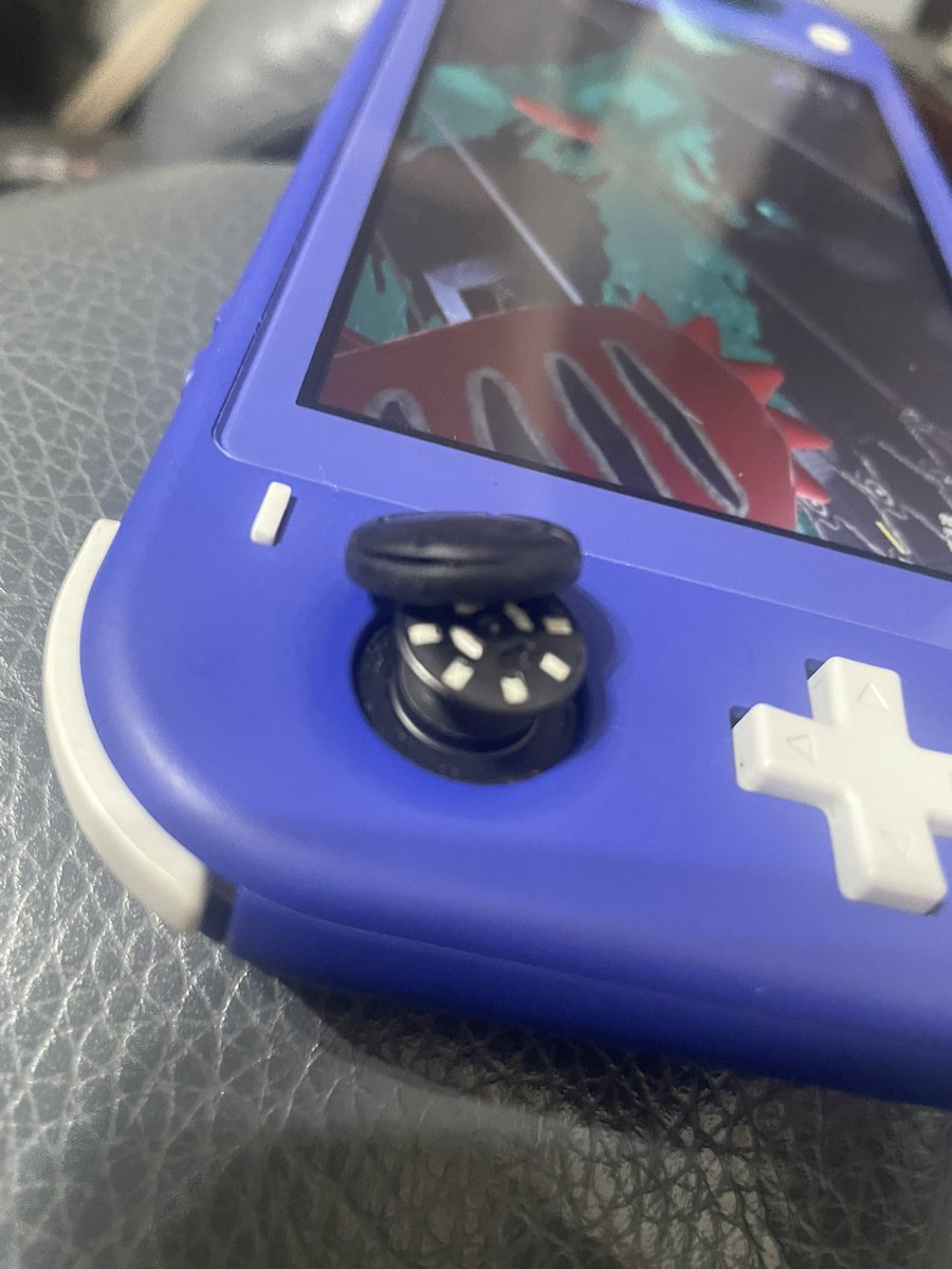 打個普拉到底是玩得多激烈，我的搖桿套已經被我磨壞N個了，連套第二層的帽帽邊緣都逐漸被我的手指磨平了，然後之前買的備用款放在租屋處，連假這幾天都會在家，害我現在打普拉打得有夠艱難
（;￣O￣）