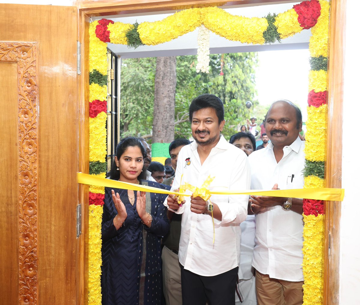 Udhaystalin's tweet photo. சென்னை மாநகராட்சி பூங்காக்கள் பொழுதுபோக்கிற்கான பகுதிகளாக மட்டுமின்றி, பொதுமக்களின் உடல்நலனை பேணி காப்பதற்கான இடமாகவும் திகழ்கின்றன.

அந்த வகையில், மயிலாப்பூரில் உள்ள நாகேஸ்வரராவ் பூங்காவில் மாண்புமிகு சட்டமன்ற உறுப்பினர் அண்ணன் @mylaivelu71 அவர்களின் தொகுதி மேம்பாட்டு நிதி ரூ.1.08 கோடி மதிப்பில் அமைக்கப்பட்டுள்ள ஆண்கள் & பெண்களுக்கான நவீன உடற்பயிற்சிக் கூடங்களை இன்று திறந்து வைத்தோம். 

இந்த உடற்பயிற்சிக்கூடத்தை பயன்படுத்தி உடல்நலன் மற்றும் மனநலனை வலுப்படுத்திக்கொள்ள மயிலை பகுதி மக்களுக்கு என் அன்பும், வாழ்த்தும்!

@PriyarajanDMK @MMageshkumaar