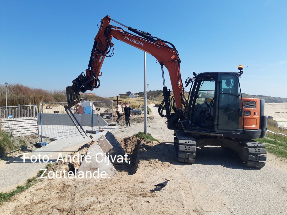 zoutelandefoto's tweet photo. De betonnen punten van de Duitse versperring die enkele weken geleden zijn gevonden worden geplaatst bij duinovergang het "Martgat" #Zoutelande. https://t.co/EJeA2A7YF9