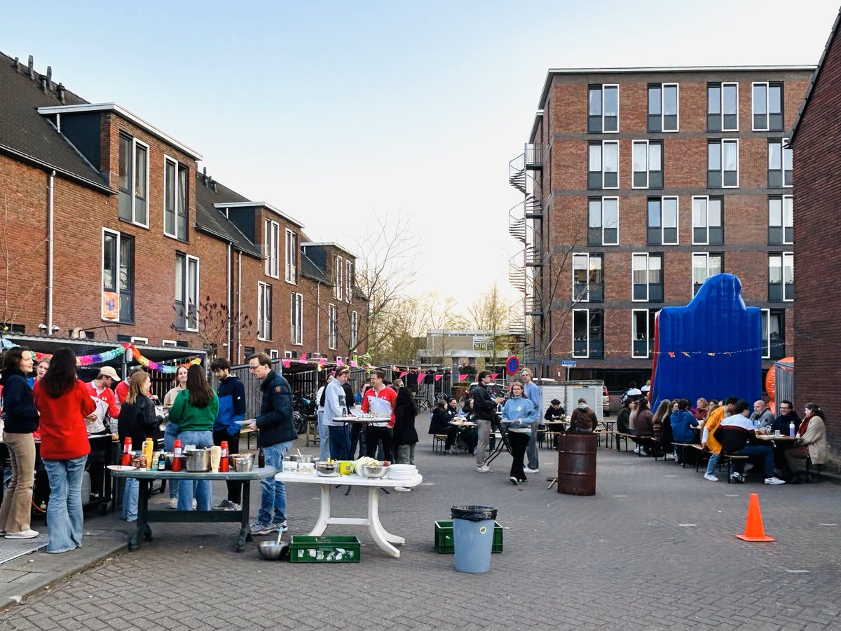 Ons complex aan de Bellostraat bestaat 10 jaar!

Daarom organiseerde een groep enthousiaste huurders een barbecue voor de hele buurt. De bewoners vonden dit een mooie gelegenheid om de onderlinge band in de buurt te versterken. Daar staan wij als Idealis helemaal achter!