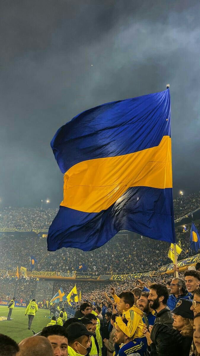 Boninimatias's tweet photo. “Con tu enseña victoriosa que es de oro y cielo azul, en la cancha se entusiasma nuestra fuerte juventud. 
Electrizan tus colores viejo Boca vencedor y en los campos de combate es glorioso tu pendón”. 💛💙.

!FELICES 120 AÑOS, BOCA JUNIORS QUERIDO! https://t.co/oZP4p6SscD