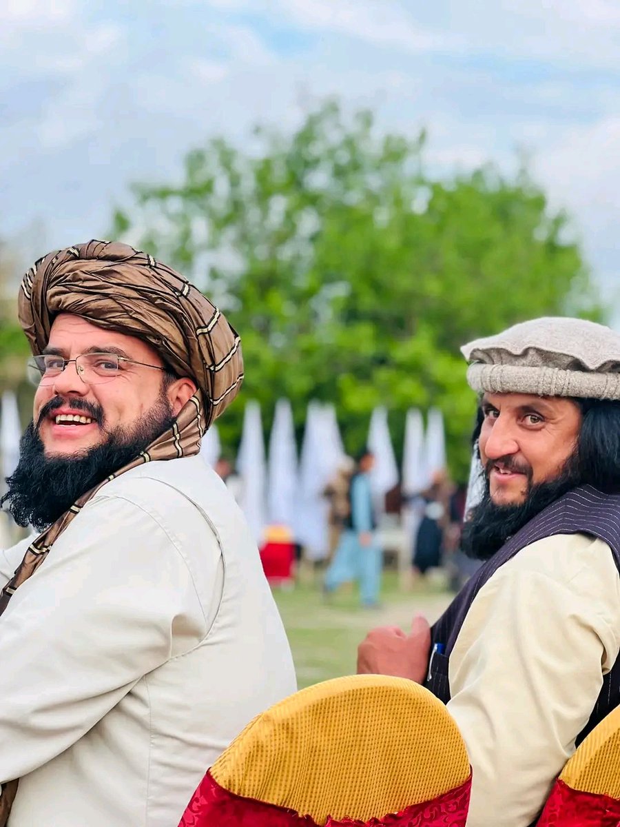 د ننګرهار او د لوګر مینۀ دې لا ډیرۀ شي.
#نارنج_ګل_مشاعره