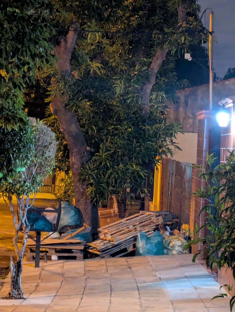 EPasternak27's tweet photo. Una vergüenza la empresa del área 'cultural' @ElLector_pa que utiliza una casa sin medida de seguridad ni habilitaciones como depósito, en un área residencial, y como si fuera poco dejan el espacio público hecho un basurero que impide el paso de los peatones @AsuncionMuni https://t.co/AL3sir0idu