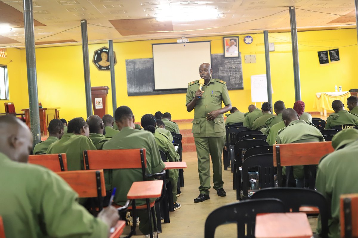 MParate24130's tweet photo. MP Rushenyi constituency-2026-2031, Maj Rtd Nathan Musiime Parata, NALI kyankwnzi lecturer of Ideology, lecturing makindye Youth League about Post Independence Political History of Uganda on 02.04.2026 https://t.co/VcyGNR1Yad