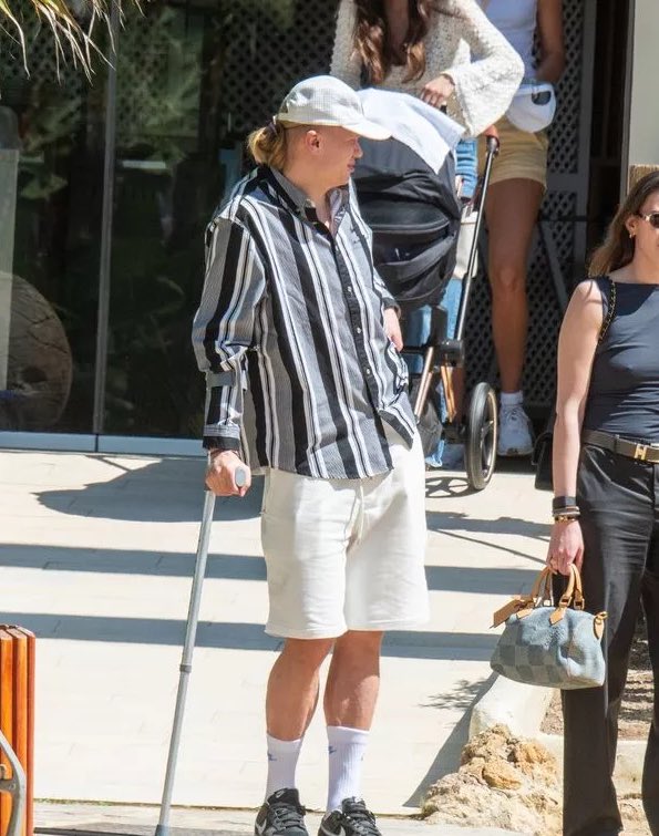 City_hq's tweet photo. 🇪🇸☀️ Erling Haaland pictured enjoying his recovery in Marbella on crutches, with his girlfriend Isabel and their newborn baby. 🏝️

📰 SplashNews via MirrorSport. https://t.co/P0OLZNsLp8
