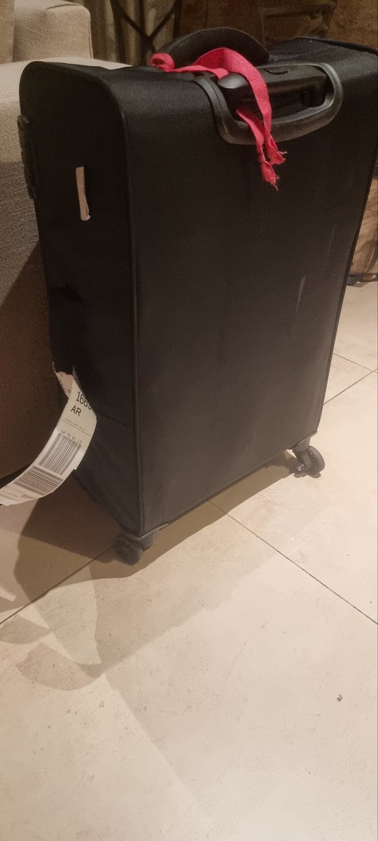 Wellington_Duke's tweet photo. @Aerolineas_AR me dice que la rotura de la rueda de mi valija son considerados daños menores, generados como consecuencia del manipuleo necesario para el transporte de equipaje. Y que no son responsables por ellos.
Pero la valija ya no sirve!
@DNDConsumidor
@InfoViajera https://t.co/RLMrGRFXnp