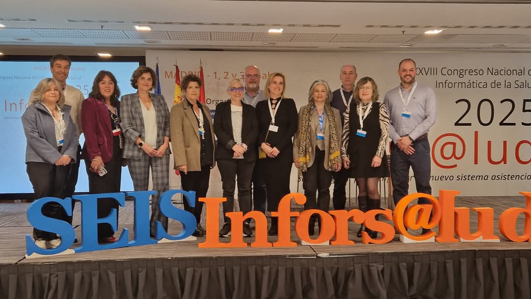astursalud's tweet photo. 🔹️"La salud digital tiene que ser un impulso a un nuevo sistema asistencial, y en este camino estamos trabajando", ha señalado la consejera de Salud, Concepción Saavedra, en el 𝑿𝑿𝑽𝑰𝑰𝑰 𝑪𝒐𝒏𝒈𝒓𝒆𝒔𝒐 𝑵𝒂𝒄𝒊𝒐𝒏𝒂𝒍 𝒅𝒆 𝑰𝒏𝒇𝒐𝒓𝒎á𝒕𝒊𝒄𝒂 𝒅𝒆 𝒍𝒂 𝑺𝒂𝒍𝒖𝒅 que se celebra en Madrid.

🗣"La transformación digital del SNS se basa 
en una visión compartida. Aspectos claves como la interoperabilidad de los sistemas, la explotación de los datos para la toma de decisiones y la integración de tecnologías 
avanzadas como la inteligencia artificial han sido priorizados gracias a este trabajo conjunto"

🗣Saavedra se ha referido a los fondos MRR que "en Asturias han posibilitado que la inversión en sistemas de información en los años 2022-2026 superen los 19 millones de euros". Con la financiación recibida "hemos desarrollo los programas para la transformación digital de la atención primaria, de atención digital personalizada, el sistema de información genómica, y la Red Únicas, tan importante para poder ofrecer una asistencia integral a las personas que padecen las consecuencias de una enfermedad minoritaria, lo que nos está obligando a hacer un esfuerzo importante de análisis, diseño y desarrollo de proyectos tecnológicamente muy complejos"

🗣La titular de Salud ha señalado que "el futuro del sistema sanitario pasa por aprovechar el potencial de la salud digital para construir un modelo más eficiente, accesible y equitativo. La interoperabilidad de los datos, la digitalización de la comunicación con los pacientes, la inteligencia artificial y la automatización de procesos serán fundamentales para lograr una atención de mayor calidad y centrada en las necesidades de la ciudadanía. La transformación digital no es solo una cuestión tecnológica, sino una oportunidad para rediseñar el sistema de salud con un enfoque innovador, sostenible y humano"
