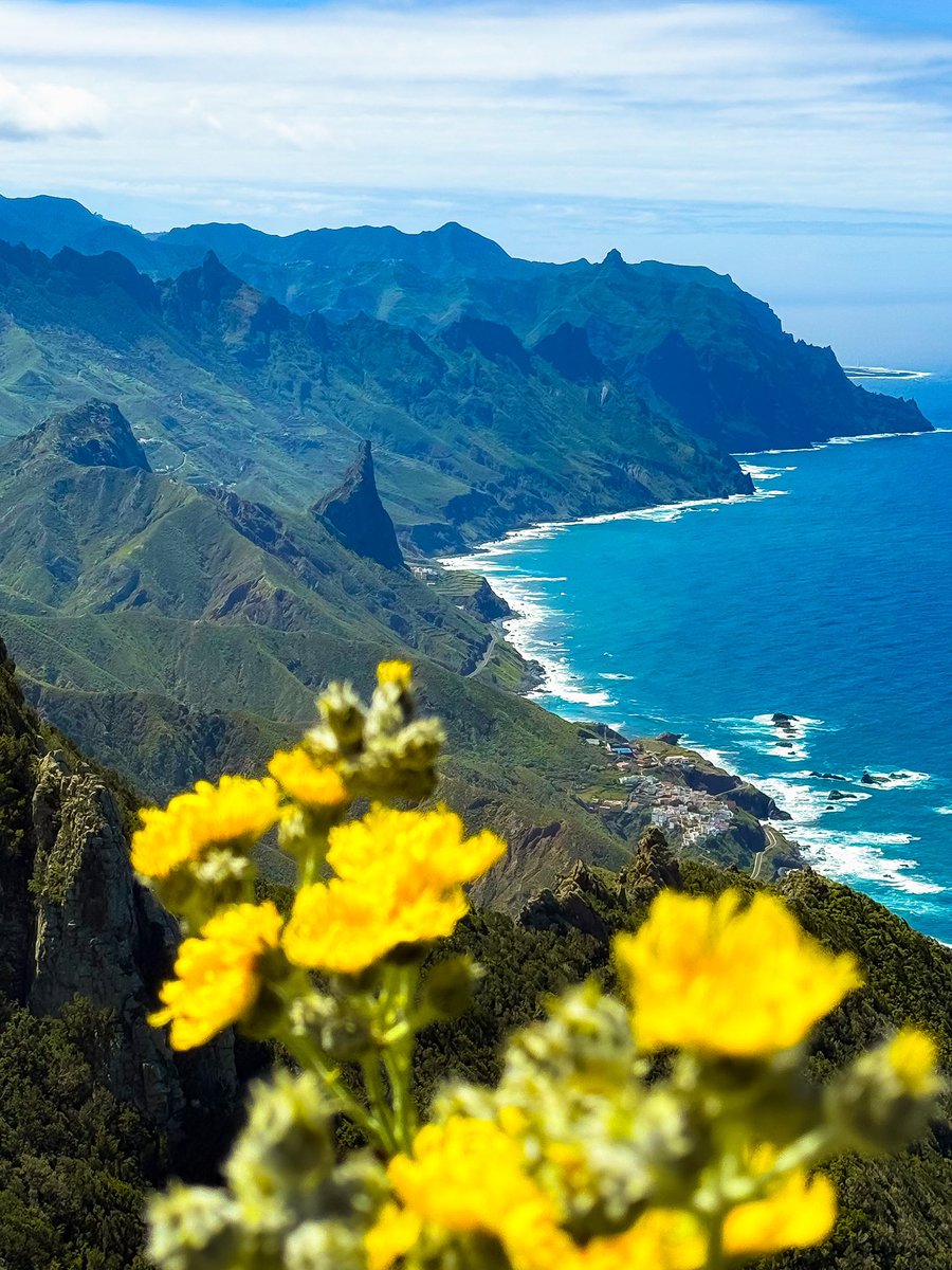 Sometimes, you really can have it all: towering peaks at your back and the endless ocean at your feet.

One of the best hikes I’ve done in the Canary Islands.

📍Anaga, Tenerife