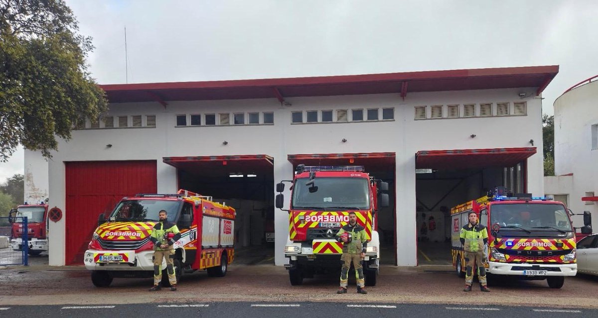 🖤 Minuto de silencio en los parques de <a href="/CONSORCIOBOMBER/">CONSORCIOBOMBEROSHU</a>  #Huelva por los compañeros fallecidos en Alcorcón. Unidad, respeto y memoria. 👨‍🚒🕯️