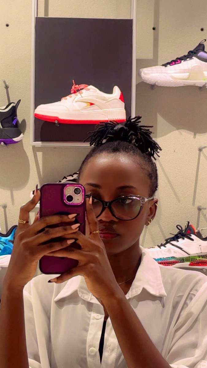 My hair looks like a pineapple today😂🍍