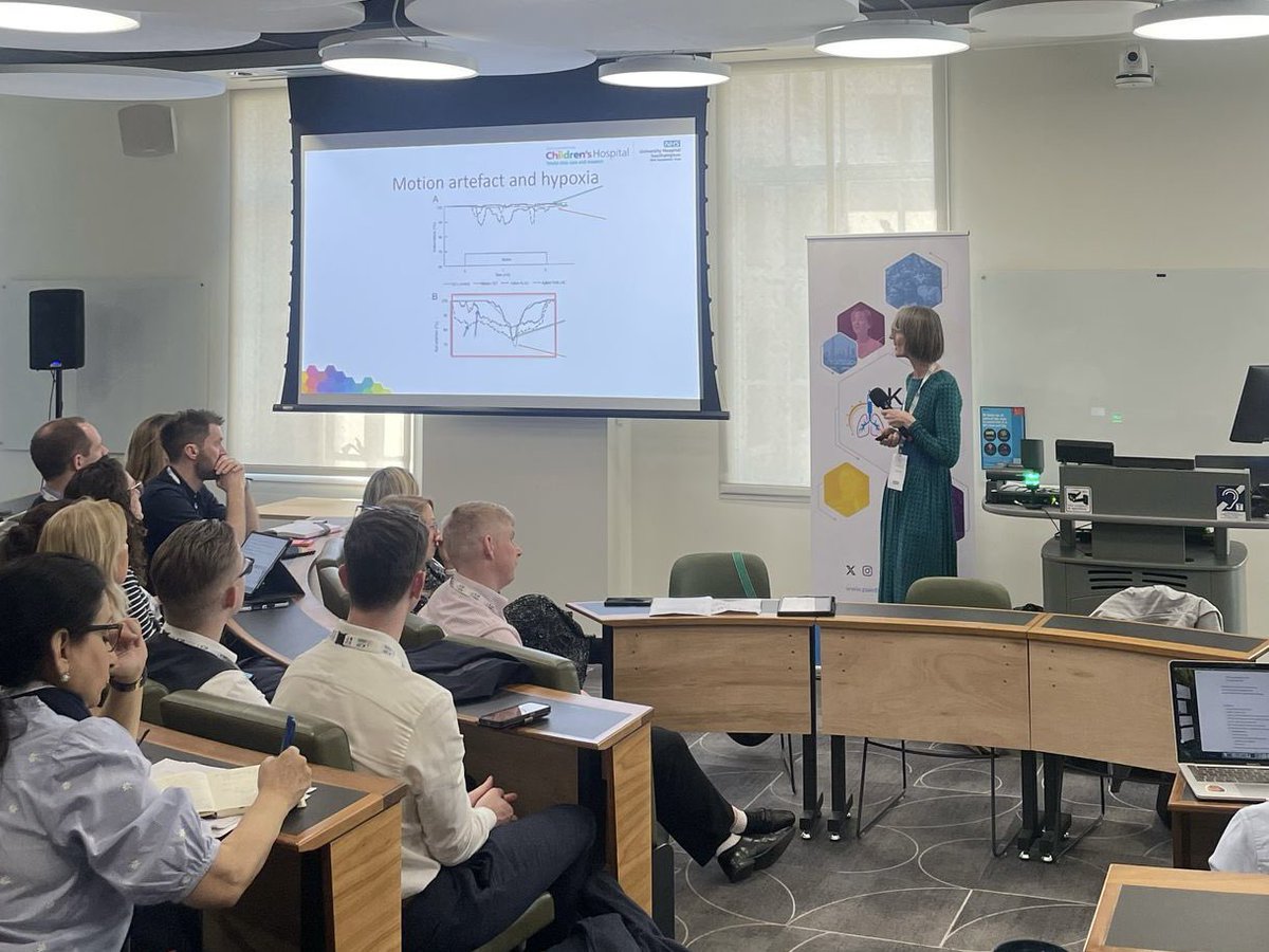 LondonPaedResp's tweet image. Post-lunch slump? Not here! ☕
Dr. Hazel Evens takes us through top tips on oximetry - what skews the readings, tackling motion artefact & why cleaning up traces matters. Plus stay tuned for sessions including a quiz to test your skills! Join us in LT2 for an unmissable deep…
