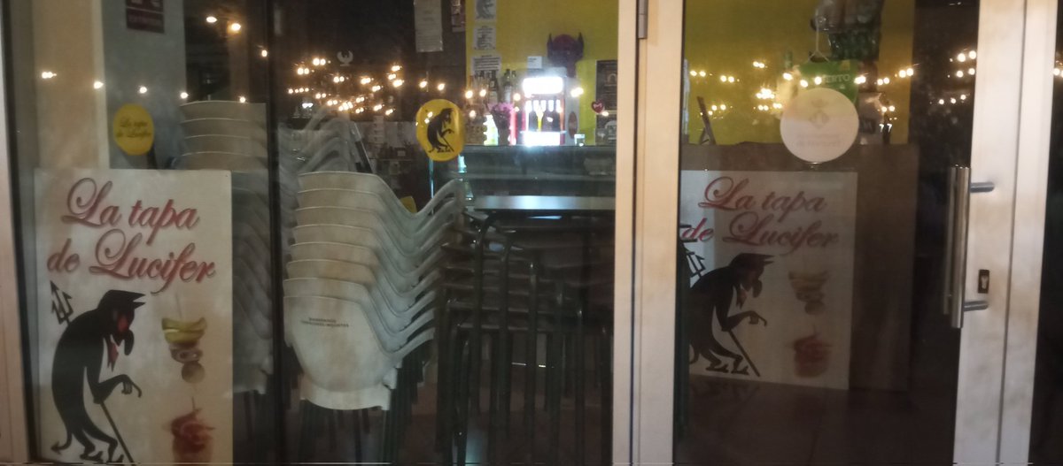 La Tapa de Lucifer, el bar del centre cultural de titularitat municipal de l'ajuntament de Martorell governat per Junts no programen mai espectacles en català, la publicitat a Instagram i a Facebook tampoc no està en català. I les pissarres tampoc.