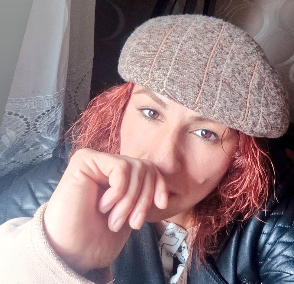 Öğretir misin
Düştüğün yerden bir çırpıda kalkmayı
Ağlasanda
Gülümsemeni kaybetmemeni
Kavgada barışmayı
BenUnuttumÇOCUK
YineBeklentisiz sevmeleri
Ağlamanın saflığını
Küçücük ellerin kocaman gücünü
Güneş gibi bakmayı pırıl pırıl
BenUnuttumÇOCUK
Öğretir misin bana yineÇOCUK olmayı