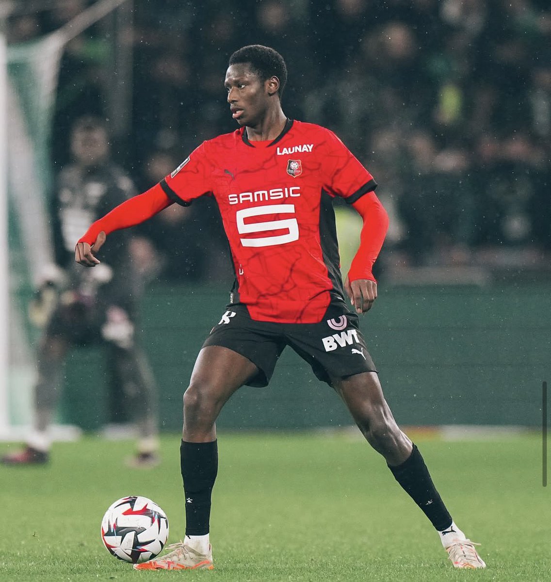 Rennes, Ligue 1’de bu sezon iyi işler çıkartmasa da oyuncu yetiştirme konusunda yine iyi işler çıkartıyorlar.

Son maçlarda şans verdikleri orta saha
Djaoui Cisse (2004🇫🇷) formayı tamamen kapmış gibi duruyor.

Oyunun iki yönünü de oynamaya çalışan dinamik merkez..

İyi profil