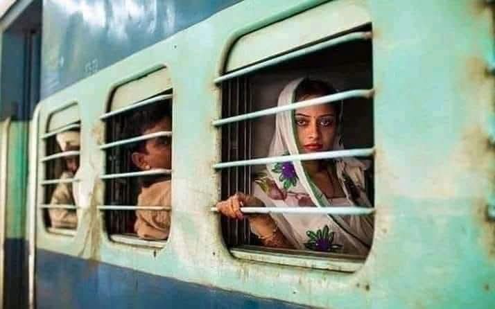 رہ گئیں ویران کچی سی سڑک پر ہچکیاں 
چَل پڑی گاڑی کسی کے ہاتھ ہِلتے چھوڑ کر🩶