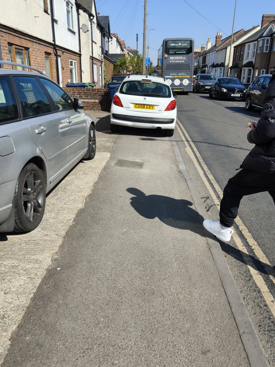 Cycling In Oxford (@cyclingoxford) on Twitter photo Parked over the hollow way pavement to go to the shop opposite. There are parking bays there and empty at the time too. <a href="/BadlyParkedOx/">Badly Parked Oxford</a> Parked over the hollow way pavement to go to the shop opposite. There are parking bays there and empty at the time too. <a href="/BadlyParkedOx/">Badly Parked Oxford</a>