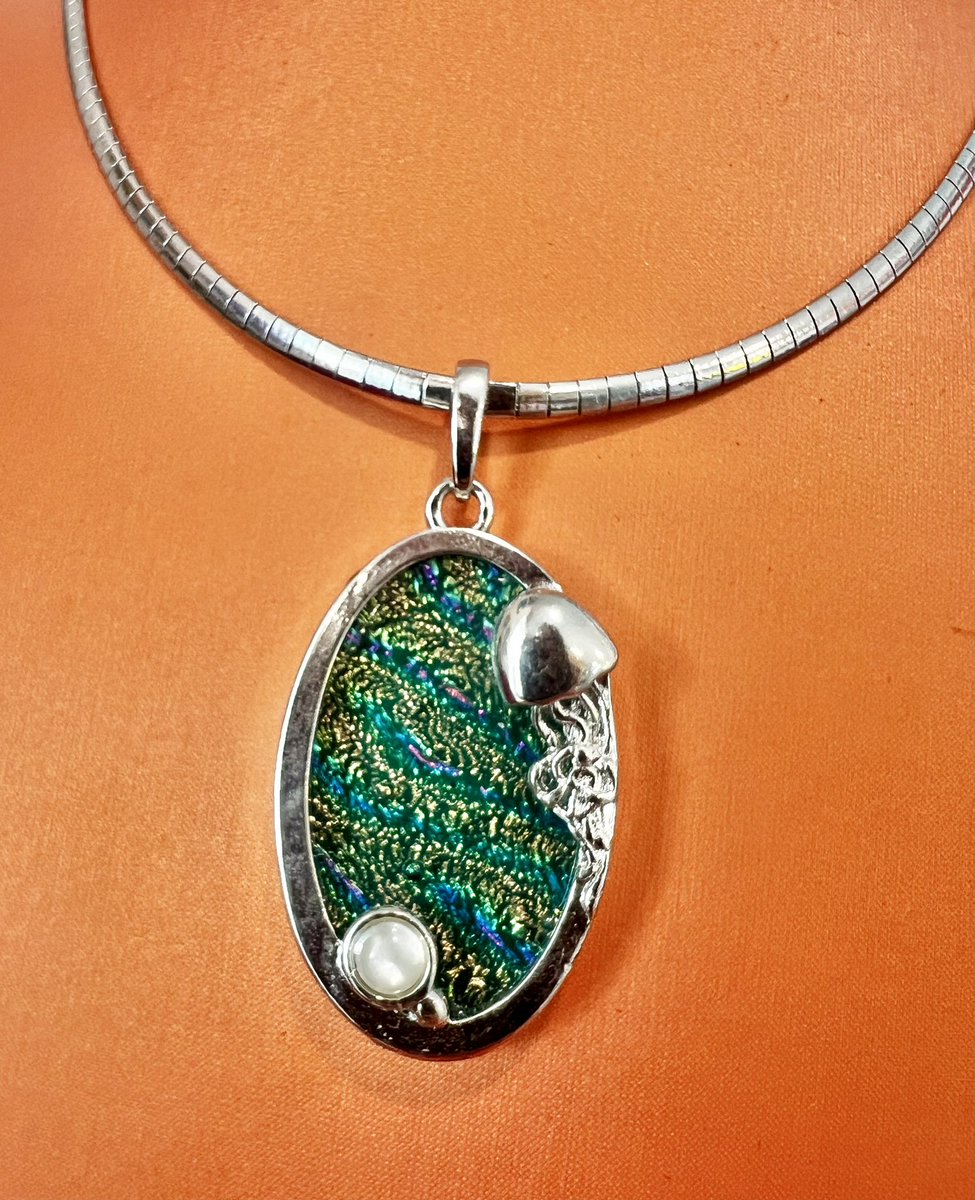 🪼💎From rocks to riches: Nathalie, custom jeweler &amp; owner of the Blue Parrot at the Lani Kai turns these colorful pieces into wearable art, as seen here, framed in sterling. Stop by to visit her &amp; our other fun vendors on the ground level any day — public ALWAYS welcome! 🌺🌴