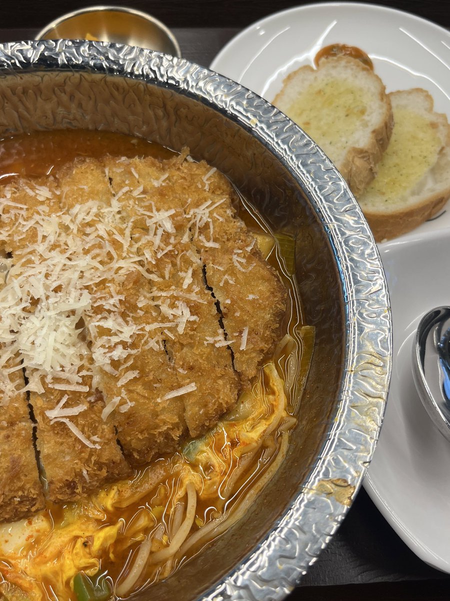 짱맛잇어요 떡이 진짜 말랑말랑말랑말랑
밥도 무한리필이고 사장님도 너무 친절하세요

>> 왕돈까스떡볶이 전골 << 꼭 드셔보시길…