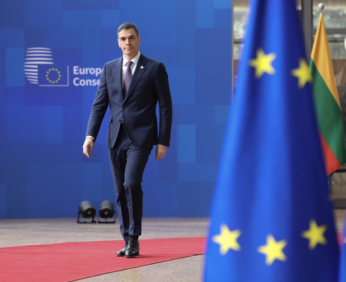 Ha estado al frente de TODAS las crisis y tenemos que agradecer que estuviera Lo otro hubiera sido la destrucción del país Se merece en el 2027 MAYORÍA ABSOLUTA 
D.PEDRO SÁNCHEZ