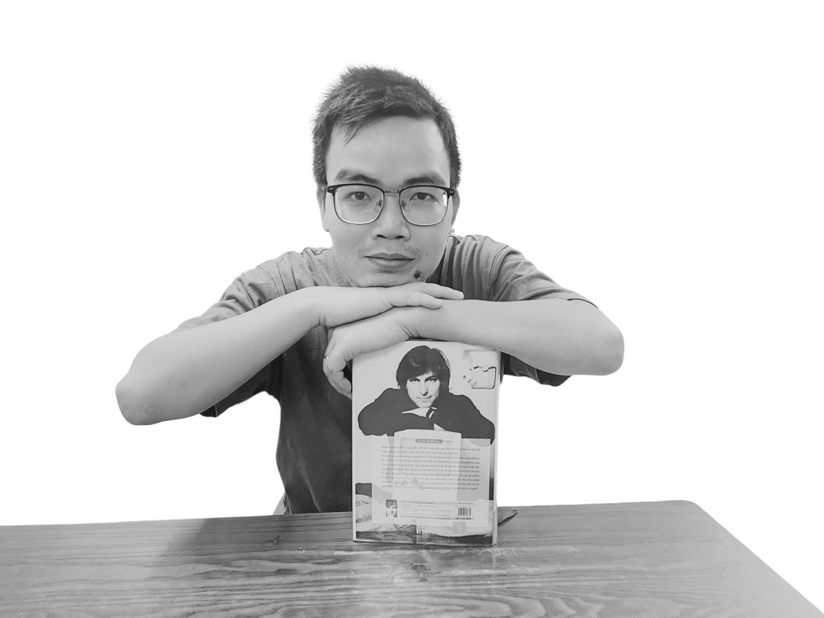daudangvu's tweet photo. Tiểu sử Steve Jobs - Walter Isaacson

“Trong lịch sử của các cuộc canh tân, những ý tưởng mới chỉ là một vế của phương trình. Vế còn lại quan trọng hơn là hành động.”

Mình thích đọc sách tiểu sử, vì dù sao, theo cảm nhận của riêng mình nó vẫn nghe thật thà và đa chiều hơn là đọc mấy tác phẩm “bài học thành công”. Bởi vì các tác giả viết tiểu sử dù bị thu hút về cuộc đời của nhân vật chính nhưng họ cũng luôn muốn làm sáng tỏ những góc khuất xung quanh và sẽ tận dụng tối đa mọi cơ hội để có thể phỏng vấn và có thêm góc nhìn từ những nhân vật phụ khác để tạo ra một hình ảnh khách quan nhất.

Steve Jobs là một thiên tài, ông ám ảnh bởi và luôn nghĩ về người dùng, cái người dùng cần phải là cái đơn giản, dễ sử dụng, thậm chí không cần sách hướng dẫn. Ông tạo ra Mac sử dụng GUI (Graphical user Interface) vì người dùng không muốn các câu lệnh DOS khó hiểu. Trước khi tạo các sản phẩm ra để bán cho mọi người, ông tạo ra sản phẩm cho chính ông. Mac – một thứ đơn giản và thời trang, như các thiết kế công nghiệp của Sony, không cồng kềnh như các thiết bị đương thời. Ipod – một thiết bị nghe nhạc gọn nhẹ và dễ sử dụng vì ông là một người yêu nhạc. Iphone – một chiếc điện thoại cách mạng, vừa là điện thoại, vừa là thiết bị kết nối internet vừa là một máy nghe nhạc – 3 trong 1. Itunes – nơi để các tín đồ âm nhạc như ông có thể dễ dàng mua nhạc bản quyền có chất lượng cao để thưởng thức.

Tuy nhiên “Trong lịch sử của các cuộc canh tân, những ý tưởng mới chỉ là một vế của phương trình. Vế còn lại quan trọng hơn là hành động.” Trang 154

Mình từng làm việc tại Trung Nguyên (trước khi công ty chuyển qua Trung Nguyên Legend như hiện tại) và mình nhớ mãi 1 trong 5 giá trị cốt lõi đó là: thực thi vượt trội (break-through execution).

Rất nhiều ý tưởng đột phá ra đời nhưng tại sao mỗi ngành chỉ có một kẻ thực sự đứng đầu, đó là ở khả năng biến giấc mơ thành hiện thực - making things happen.
Và Steve có đủ kỹ năng cũng như sự quyết tâm để tạo ra những sản phẩm tuyệt vời từ các ý tưởng: ông luôn biết cách yêu cầu người khác làm cái mình muốn, xin chip miễn phí từ Intel, thuyết phục người khác mua hàng khi nó chưa hoàn thiện, yêu cầu nhà cung cấp thực hiện những việc khó khăn nhưng cần thiết. Ông vùi dập nhân viên, nắm điểm yếu của họ, khiến họ sợ hãi, sau đó lại tâng bốc, đánh giá cao họ để họ làm việc như ý mình. Ông cũng luôn đưa ra các đề bài khó khăn để nhân viên thực hiện nó, không bao giờ hài lòng về những thứ đơn giản (không thỏa hiệp). Và một khả năng mà mình thấy xuất hiện ở @elonmusk  sau này trong các câu chuyện hay được kể, đó là kỹ năng Bóp méo thực tại: ông đưa ra các thời hạn gần như bất khả thi và thuyết phục nhân viên rằng họ có thể thực hiện được và truyền tải như thể ông đã trải qua nó. Điều hay là có thể dự án không hoàn thành như kỳ hạn nhưng nó cũng nhanh gấp bội phần so với bình thường.

Steve không cần bàn cãi - là một thiên tài về Marketing và làm thương hiệu. Khẩu hiệu Think different của ông đã trở thành một trong những slogan nổi tiếng nhất thế giới. Ông không đơn thuần là bán một sản phẩm công nghệ mà đang bán phong cách sống (lifestyle). Người tiêu dùng muốn khẳng định điều gì khi mua sản phẩm của Apple? Thông qua sản phẩm họ khẳng định thương hiệu cá nhân của mình, sự độc đáo của bản thân. Các sản phẩm của Apple biểu tượng cho những con người dám nghĩ khác, làm khác, sành điệu, thời trang nhưng cũng không kém phần sâu sắc.

Steve đã tinh tế kết hợp công nghệ với nghệ thuật thiết kế công nghiệp để đưa các sản phẩm của mình lên một đỉnh cao mới, ông bị ám ảnh bởi sự hoàn mỹ, sự kết hợp tuyệt vời và thống nhất giữa phần cứng và phần mềm.

Steve bị ám ảnh về việc kiểm soát trải nghiệm người dùng – người dùng không biết họ cần gì cho đến khi chúng ta chỉ ra cho họ - thực tế chứng minh các sản phẩm cách mạng là chỉ do những người tiên phong nghĩ ra. Có thể công chúng mơ hồ mong ước một sản phẩm tiện nghi như vậy, nhưng họ không biết cụ thể nó là gì, và những người như Steve Job, Edison, Henry Ford… đã nghĩ ra và cụ thể hóa nó bằng những sản phẩm tuyệt vời từ quy trình sản xuất – đóng gói – trình bày – kể chuyện của mình. Như Henry Ford đã nói, nếu hỏi người tiêu dùng họ cần gì, chắc họ sẽ nghĩ là 1 con ngựa chạy nhanh hơn, còn Henry thì làm ra xe ô tô. Và như Steve Jobs đã tự tin, Alexander Graham Bell cần gì phải làm khảo sát thị trường khi ông chế ra điện thoại.

Khả năng tập trung của Steve Jobs đã trở thành hình mẫu cho nhiều doanh nhân trẻ sau này: tập trung suy nghĩ về sản phẩm và tập trung cho những gì quan trọng. Nguyên tắc tối giản của ông không chỉ trong thiết kế mà còn trong định hướng hoạt động của công ty. Đó là chọn ra 10 thứ quan trọng, sau đó chỉ giữ lại 3 thứ cốt lõi nhất để tập trung phát triển.

Ông có một đôi mắt nghệ thuật tuyệt vời - đôi mắt mà Bill Gates đã công khai thèm muốn: từ thiết kế sản phẩm cho đến thiết kế các cửa hàng Apple Store. Các cửa hàng không đơn giản chỉ là lời trưng bày sản phẩm mà còn là nơi thể hiện phong cách của công ty cũng như kể câu chuyện về công ty. Từ vị trí đặt cửa hàng cho đến việc sắp đặt các chuỗi sản phẩm.

Tác giả cũng đi sâu vào những chặng đường phát triển, những người ông từng gặp và từ đó cố gắng giải thích điều hình thành nên nhân cách và cá tính của Steve. Cảm giác bị bỏ rơi hồi bé, cảm giác lạc lõng và đi tìm mục đích sống lúc lên đại học, bị cách ly bởi hội đồng quản trị do tính cách nóng nảy của mình, bị tống khỏi công ty do mình sáng lập bởi người mình mời về, quay lại đúng lúc Apple đang khó khăn nhất với tồn kho rất lớn và nhiều dự án dang dở, chiến đấu với bệnh tật trong những năm cuối đời.

Những lỗi lầm phản ánh tính cách phức tạp và có phần mánh khóe của con người ông: từ chối thừa nhận con gái với bạn gái từ thời trung học dù ông cũng là một đứa trẻ bị bỏ rơi và được nhận nuôi, lừa dối bạn thân nhất để ôm khoản tiền công hơn 2,000 USD dù công sức đóng góp của ông không đáng kể… nhưng đến cuối cùng cả con gái lẫn bạn thân của ông đều tha thứ cho những lỗi lầm này.

Câu chuyện mình thấy ấn tượng nhất về cách cha mẹ nuôi đón nhận ông, đặc biệt ông Paul Jobs đã dạy dỗ ông ra sao. Steve nhận ra mình là một đứa trẻ đặc biệt từ khi còn bé, ông cảm thấy mình thông minh hơn cha mẹ và ông nhận thấy cha mẹ cũng biết điều này và họ tạo mọi điều kiện để ông phát triển. Ông được học vượt lớp vì khả năng của mình, và vì hay bày trò quậy phá ông đã bị nhà trường trả về một số lần, nhưng ba ông đã nhấn mạnh rằng nếu “trường không thể tạo được hứng thú học hành thì đó là lỗi của Quý vị”.

Ông từng từ chối gửi lời cầu nguyện đến Chúa dù gia đình theo Thiên chúa giáo, nhưng lại là một người thực hành Thiền của Phật Giáo và thậm chí từng hành hương về Ấn Độ trong những năm tuổi trẻ để tìm mục đích sống “tôn giáo sẽ ảnh hưởng lớn nhất tới con người khi nó nhấn mạnh tới những trải nghiệm về tâm linh hay đời sống tinh thần của họ thay vì chỉ đưa ra những lời khuyên giáo điều”.

Những người đã có ảnh hưởng tuyệt vời đến nhân sinh quan và các kĩ năng của ông: đó là tư duy về sự chi tiết đến từ người bố - Paul Job - người khiến mình ấn tượng từ câu chuyện sơn hàng rào phải sơn cả những góc mà người ta không chú tâm nhìn, khả năng thuyết phục và hấp dẫn người khác đến từ Robert Friedland - một tay ông coi là bịp bợm nhưng cũng là một tỷ phú khai khoáng, kiến thức Marketing đến từ một trong những nhà đầu tư đầu tiên Markkula (và là người đã vạch ra chiến lược cho Apple từ những ngày đầu với thông điệp thấu hiểu - tập trung - áp đặt), phong cách thiết kế công nghiệp từ các tòa nhà của Frank Lloyd cùng kiến trúc Nhật Bản và của các sản phẩm đến từ Sony.

“Càng ít càng nhiều, sự khám phá và sáng tạo đến từ việc đào sâu các chi tiết” (trang 191). Ông là một người cầu toàn, chi tiết và theo trường phái tối giản như trào lưu thiết kế Bauhaus: đơn giản và biểu thị được tinh thần sản phẩm.

Một điểm thú vị là cuốn sách có những lát cắt nhỏ nhưng xuyên suốt trong tác phẩm về mối quan hệ vừa là bạn vừa là đối tác và lại là đối thủ trong suốt 30 năm của ông và một tỷ phú trẻ khác - Bill Gates. Khoảnh khắc khiến mình ấn tượng là @BillGates  bị Jobs lôi ra mắng chửi thậm tệ vì dám “ăn cắp” giao diện đồ họa người dùng (GUI) để đóng gói bán cho các nhà sản xuất thiết bị khác, nhưng Bill cũng chẳng vừa và xác nhận là cả hai đều là mấy tay ăn trộm đã lấy sáng chế từ “ông hàng xóm giàu có” Xerox. Điều này làm rõ hơn vấn đề, bạn có một ý tưởng tuyệt vời, một phát minh đột phá nhưng bạn không biết cách biến nó thành một sản phẩm hữu dụng thì phát minh đó cũng vô nghĩa. “Ông nhà giàu” Xerox rất tài tình khi nghĩ ra GUI nhưng cuối cùng người khiến nó phổ biến lại là MAC và WINDOW.

Cũng tương tự như vậy, Itunes đáng lẽ nên là của Sony, họ có bộ phận giải trí với kho nhạc khổng lồ, có đội ngũ mạnh để làm cả phần cứng lẫn phần mềm. Nhưng vấn đề là các lãnh đạo của công ty này chẳng thể ngồi lại được với nhau để tạo ra một sản phẩm đột phá như Ipod hay Iphone và để mất cơ hội thay đổi toàn bộ nền nhạc số vào một tay chơi đến sau - Apple.

Ông không tạo ra nhiều thứ về mặt kĩ thuật nhưng ông có một khả năng tuyệt vời giúp hoàn thiện những sáng chế với con mắt nghệ thuật của mình thành một sản phẩm ấn tượng để đưa đến tay công chúng một cách hoàn hảo nhất.

Tiếc rằng, căn bệnh ung thư đã lấy đi Steve quá sớm, khi ông mới 55 tuổi và còn tràn đầy nhiệt huyết với những ý tưởng sáng tạo đột phá cho Apple. Nếu không có thể chúng ta sẽ còn đón nhận thêm nhiều sản phẩm phi thường khác từ bộ óc thiên tài này - người không chỉ thay đổi hoàn toàn nền công nghiệp máy tính, viễn thông, âm nhạc mà cả điện ảnh hoạt hình.
#stevejobs #apple #tieusustevejobs