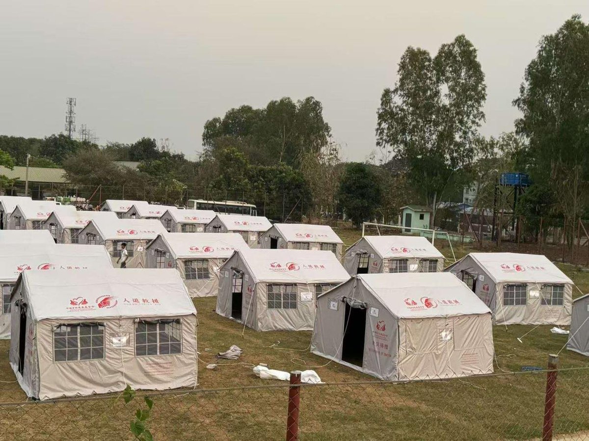 SpoxCHN_MaoNing's tweet photo. In collaboration with the local authorities, China established #Myanmar’s first post-quake international relief shelter, providing temporary housing and medical service for 900 displaced individuals.

More relief shelters are under construction. https://t.co/a1QAN56lFJ