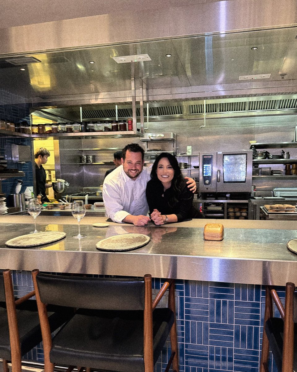 🇻🇪 Él es el primer venezolano en la historia en ganar una estrella Michelin. Para los que conocen el mundo de la alta cocina, saben que no hay mayor reconocimiento que ese —el premio más codiciado y difícil de alcanzar. Detrás de ese logro está la historia de muchos venezolanos: