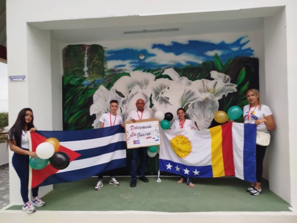 Me llegan estas imágenes desde la #Venezuela hermana donde nuestros jóvenes colaboradores desarrollan su activo nacional en saludo al #4DeAbril. Si algo derrochan estos muchachos allí y en el resto del mundo, además de profesionalidad, es humanidad. Un abrazo, #SiempreJoven.