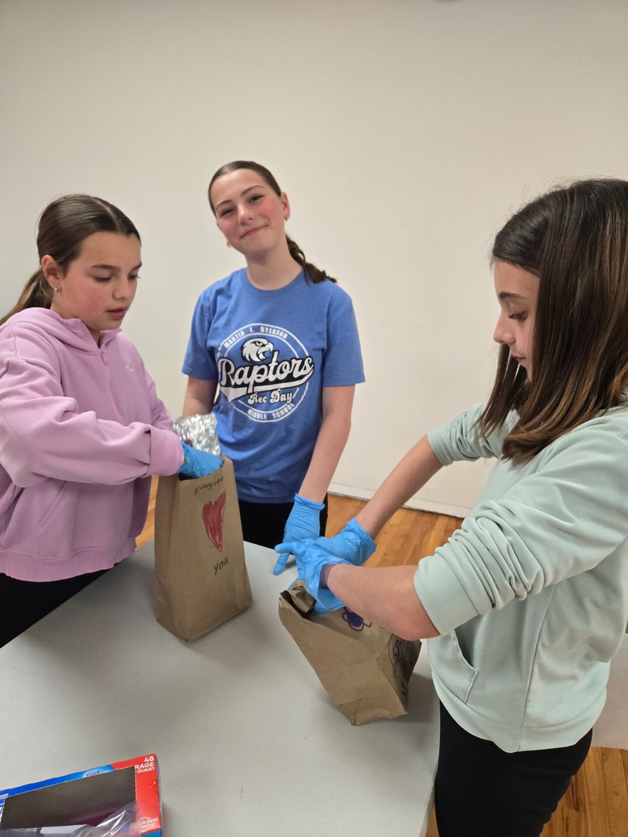 We thank Girl Scout Troop 98224 for their support of our Emergency Men’s Shelter and our Bagged Lunch Program! 

To view our current volunteer opportunities and ways to support #SPCDC, please visit our profile page on VolunteerMatch - volunteermatch.org/search/org5129…. #Grateful