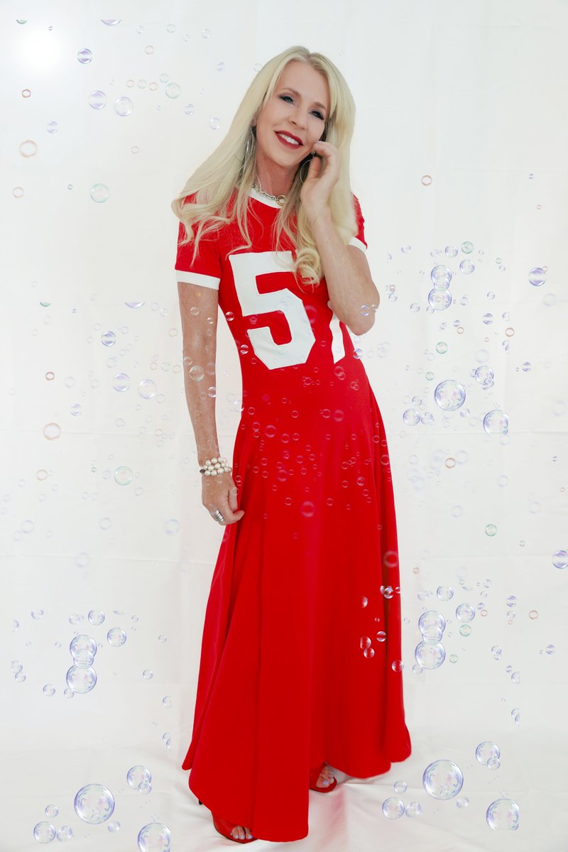 KimCameronMusic's tweet photo. I always wanted to be surrounded by bubbles......
#funshots #kimcameron #wearingred #bubbles #photos #billboardchartingartist #chartmaker #songwriter #dancemusiclover #musicmaker https://t.co/O7g6cdvLIn