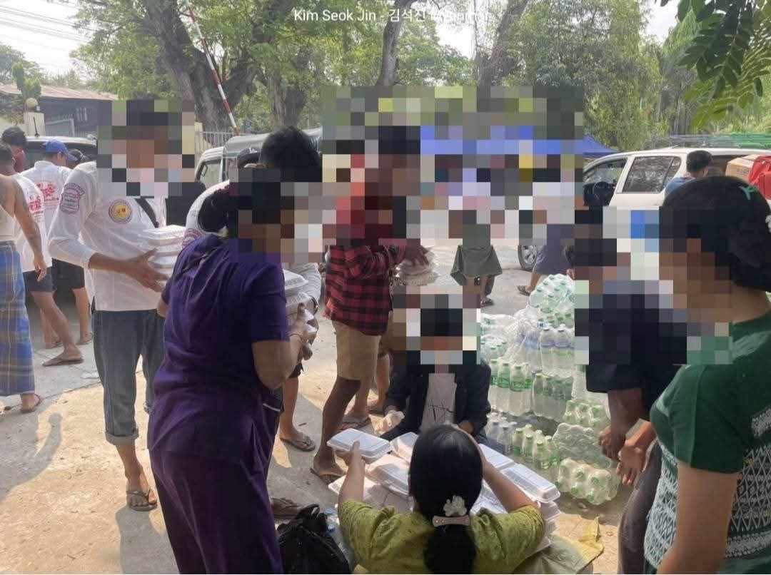 Jin_mm1204's tweet photo. "Over 120 million kyats have been donated to support earthquake victims! Since the 29th, daily lunch meals for over 700 people have been provided in Sagaing Region, ensuring those affected receive proper nourishment.+

#EarthquakeRelief #TogetherWeCan #SupportMyanmar https://t.co/ervNHOPsCM