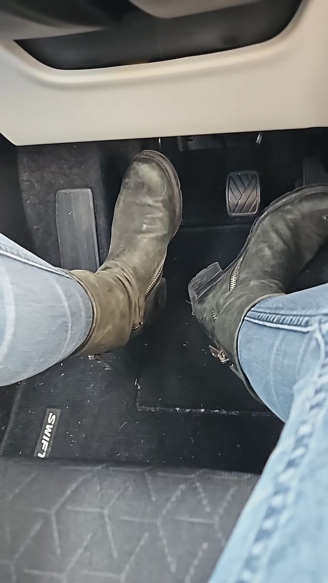 <a href="/XQueenElliX/">Herrin Elli 👑</a>  to all slaves and subs kneel at the most beautiful Mistress kiss her perfect boots and send to her throne 
Her boots need a good tongue 👅 clean and the smell inside is so strong wonderful