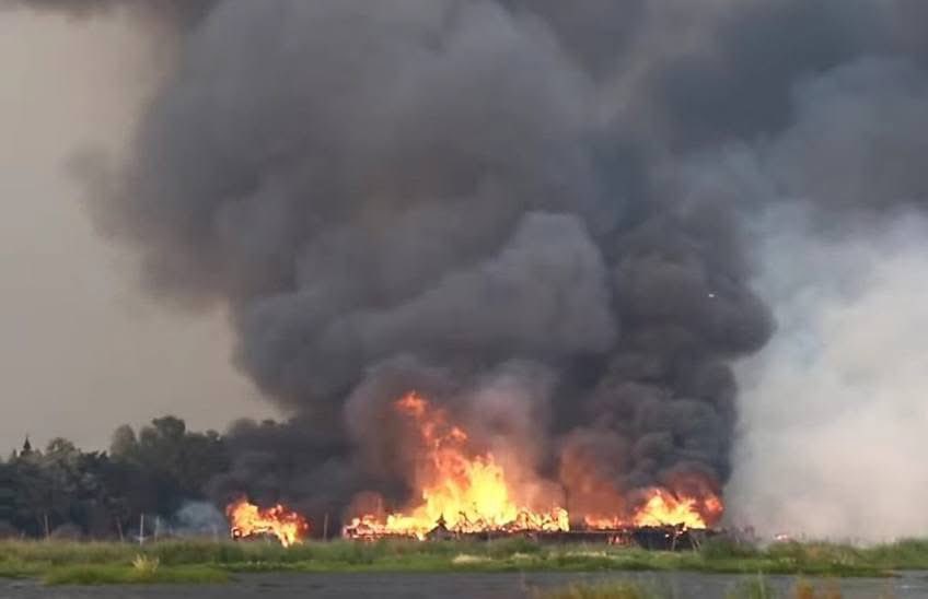 LengMyanmarTeam's tweet photo. How about Myanmar country? Fires are burning everywhere,Earthquake,War is still avoided. The people are under a very evil and military rule.

JUNTA ATTACKS POST QUAKE
#DisasterInMyanmar https://t.co/Ucy7ZoLexm