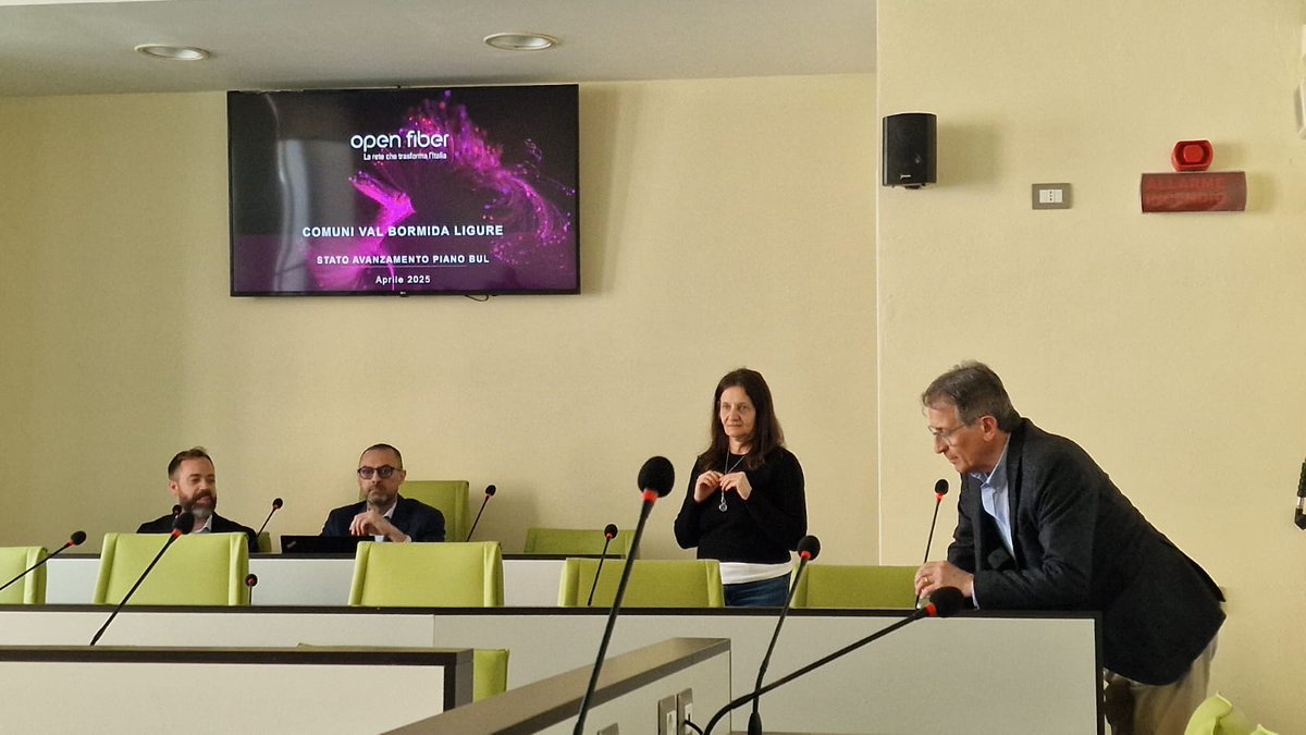 AnciLiguria's tweet photo. 📌#Areeinterne: presso la sala consiliare del Comune di Cairo Montenotte l'incontro dei Sindaci dell'area interna Val #Bormida Ligure con Open Fiber per condividere lo stato di avanzamento dei lavori della #bul, banda ultra larga, nei territori https://t.co/7cBruVQjom