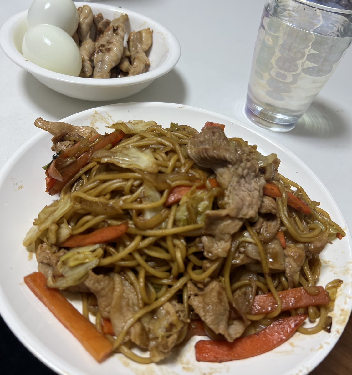 PiskeSmile's tweet photo. 今日の晩御飯🍚

・焼きそば
・セセリ &amp; 茹で卵

なんだかんだで、ソース焼きそば久しぶり😌

安定に美味しいし安い👍

料理のレパートリー増やしたいけど、何つくればいいかわからん😱
美味しくて簡単だったら何でもいいから
大体いつも同じ笑 https://t.co/PFlJpvxguj