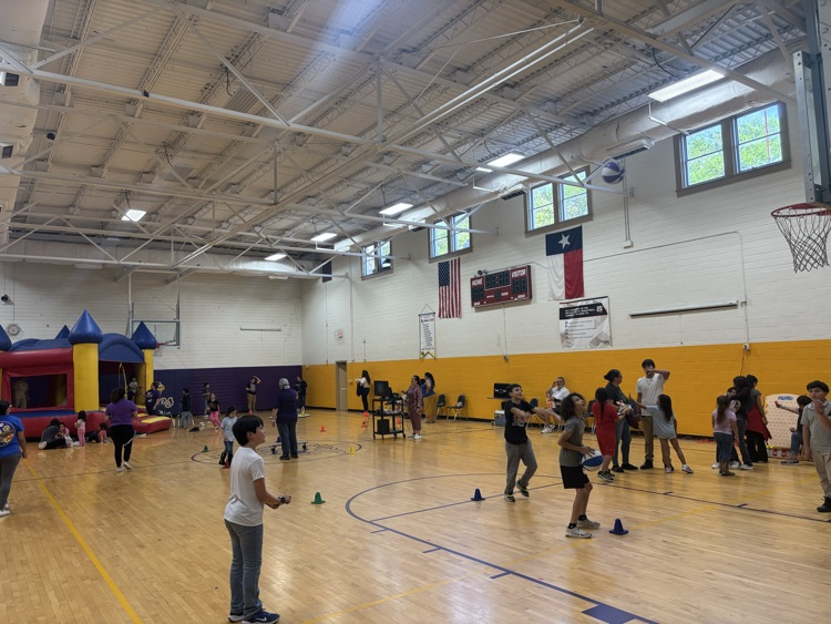 PeralesESchool's tweet photo. Thank you parents for supporting our Roadrunners yesterday at our STAAR Bash. And thank you to Good Samaritan, for sponsoring this fun event! https://t.co/leIaFkYD8J