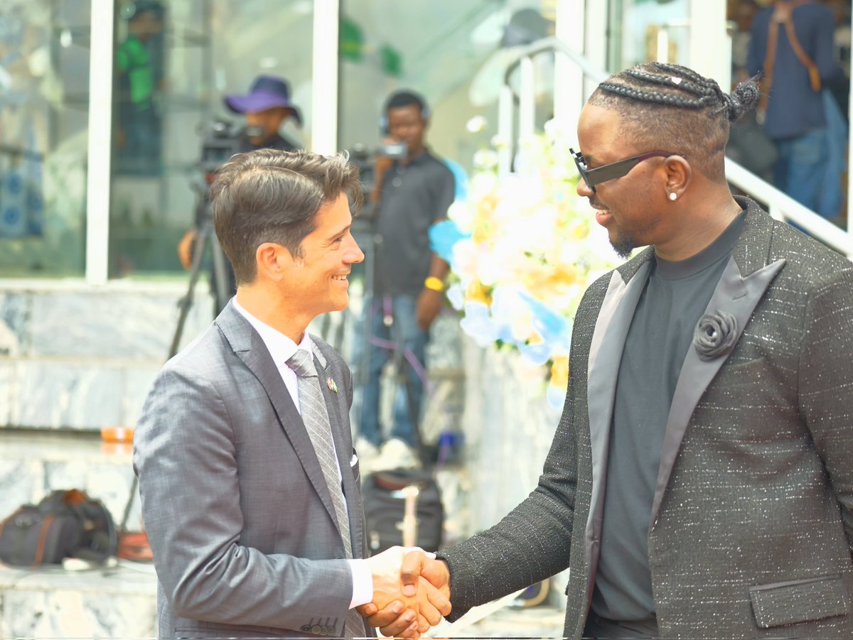 MTNNG's tweet photo. Nigerians from different walks of life came through to demonstrate their support.
Swipe through the moments that redefined greatness! 💛
#GoMADWithMTNData #KanyesStory #GuinnessWorldRecord #ArtBeyondLimits #MakingADifferenceWithMTN https://t.co/Qdcv9FJ7QR