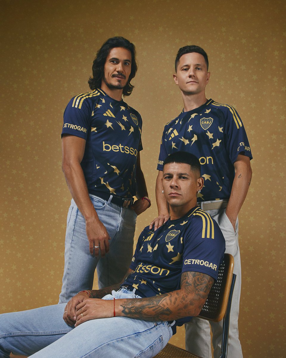 AtaqueFutbolero's tweet photo. 🇦🇷👔 Boca lanzó su TERCERA CAMISETA by Adidas, en honor a su 120º aniversario desde su fundación.

El diseño está inspirado en los campeonatos ganados por el club, representados en estrellas doradas. 🌟 https://t.co/3dcQG41cWS