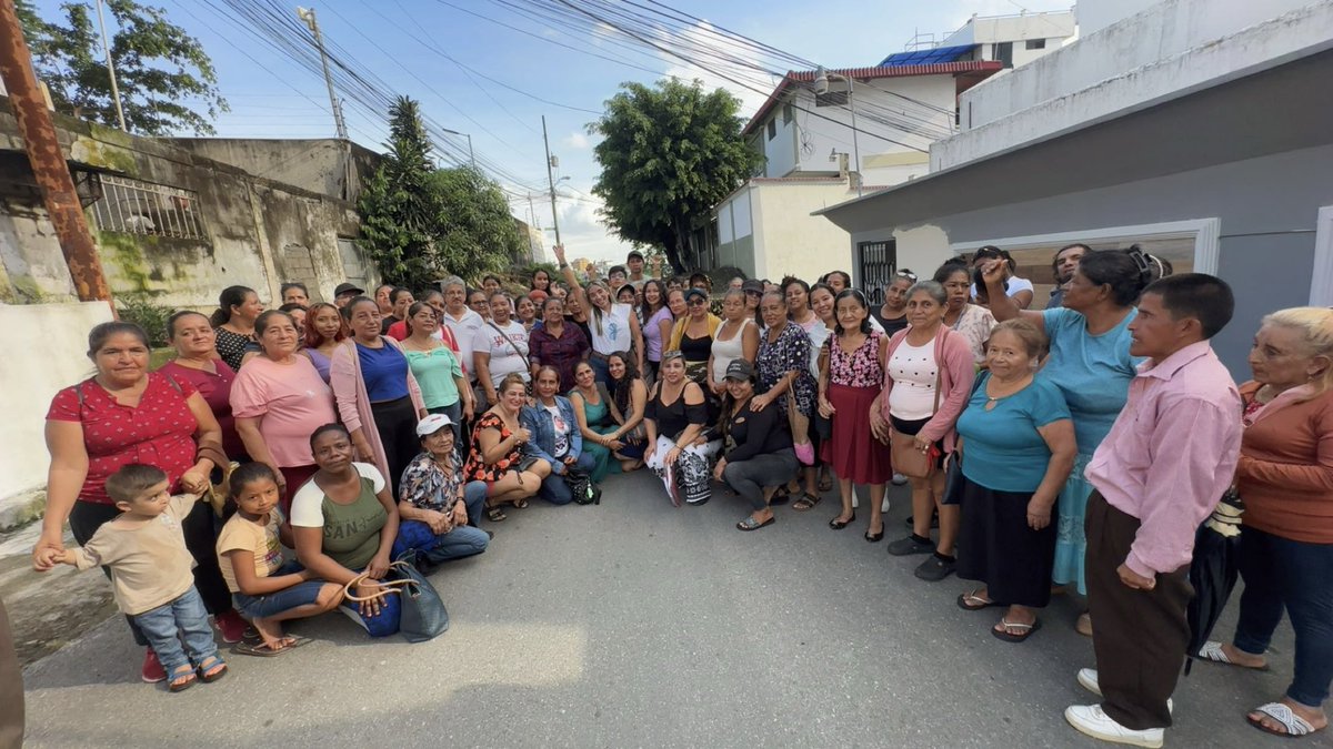catalina78salce's tweet photo. Recorrer el territorio y ver el impacto de nuestro trabajo reafirma mi convicción de que el cambio real se construye desde la organización y el liderazgo comunitario. A lo largo de estos años, junto a la Organización Manuelita Sáenz, hemos formado a cientos de mujeres líderes barriales, mujeres valientes que han transformado no solo sus vidas, sino también las de sus familias y comunidades. Cada historia, cada testimonio de superación y empoderamiento, es la mayor prueba de que cuando nos unimos y trabajamos con determinación, nada es imposible.

Agradezco a Dios por guiarme en este camino y por darme la fortaleza para seguir adelante, porque mi lucha no termina aquí. Continuaré trabajando por las mujeres, por los sectores más vulnerables, por cada barrio que necesita oportunidades y esperanza. Seguimos avanzando, con amor, compromiso y la certeza de que el verdadero poder está en la organización y la acción colectiva. ¡Juntas seguimos construyendo el futuro que merecemos!
#territorio #Guayaquil
#LíderesComunitarios 
#OrgManuelitaSáenz 
#CatalinaSalazarAsambleísta