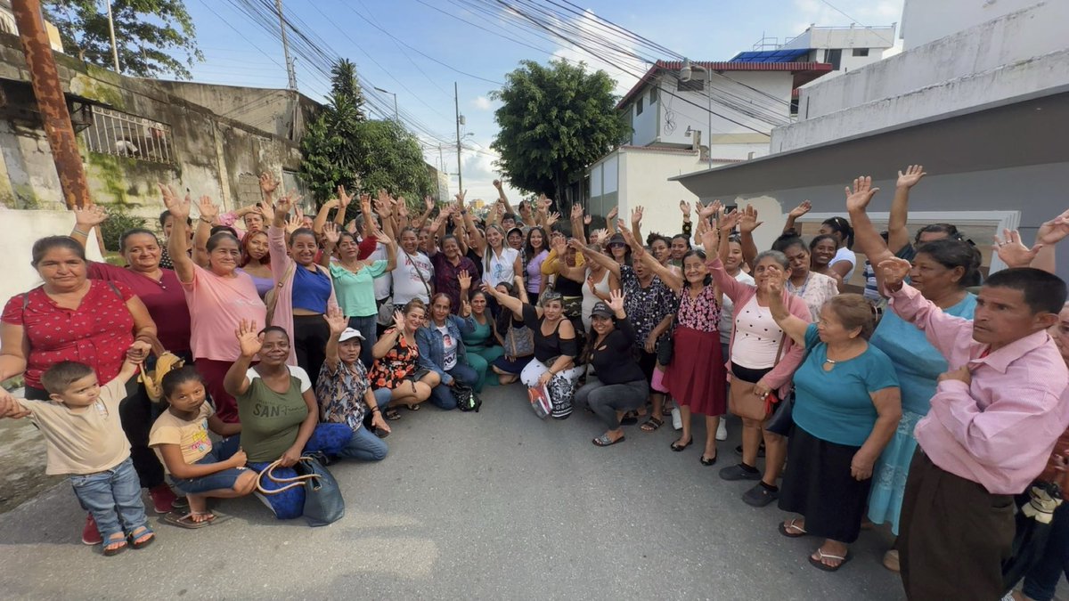 catalina78salce's tweet photo. Recorrer el territorio y ver el impacto de nuestro trabajo reafirma mi convicción de que el cambio real se construye desde la organización y el liderazgo comunitario. A lo largo de estos años, junto a la Organización Manuelita Sáenz, hemos formado a cientos de mujeres líderes barriales, mujeres valientes que han transformado no solo sus vidas, sino también las de sus familias y comunidades. Cada historia, cada testimonio de superación y empoderamiento, es la mayor prueba de que cuando nos unimos y trabajamos con determinación, nada es imposible.

Agradezco a Dios por guiarme en este camino y por darme la fortaleza para seguir adelante, porque mi lucha no termina aquí. Continuaré trabajando por las mujeres, por los sectores más vulnerables, por cada barrio que necesita oportunidades y esperanza. Seguimos avanzando, con amor, compromiso y la certeza de que el verdadero poder está en la organización y la acción colectiva. ¡Juntas seguimos construyendo el futuro que merecemos!
#territorio #Guayaquil
#LíderesComunitarios 
#OrgManuelitaSáenz 
#CatalinaSalazarAsambleísta