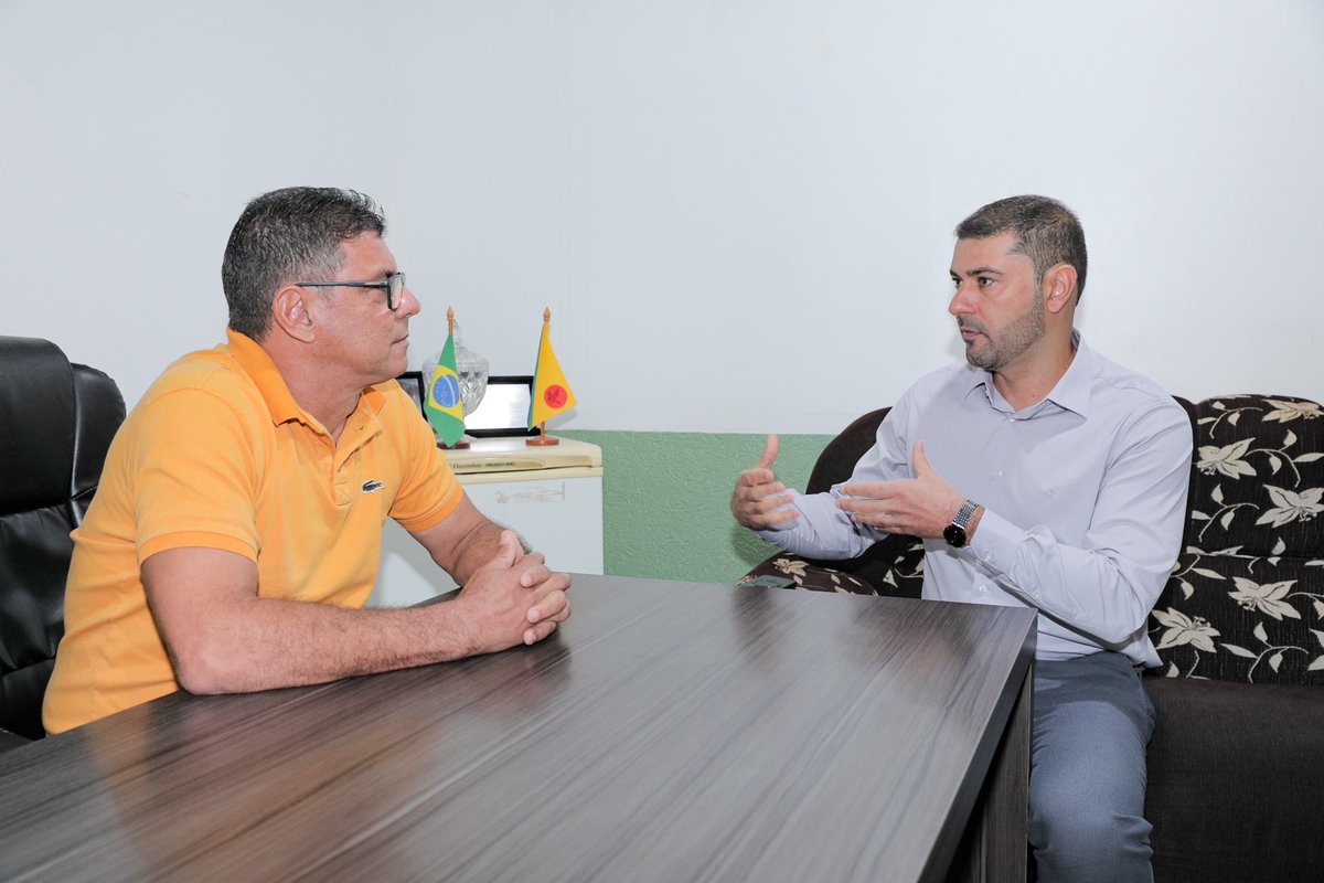 _nicolaujunior's tweet photo. Amigos estou em Capixaba. Comecei a agenda do dia com uma conversa excelente com o prefeito Manoel Maia e o vice Amilton. Vamos nos unir cada vez mais para trabalhar pela nossa população! https://t.co/sOzASoAitQ
