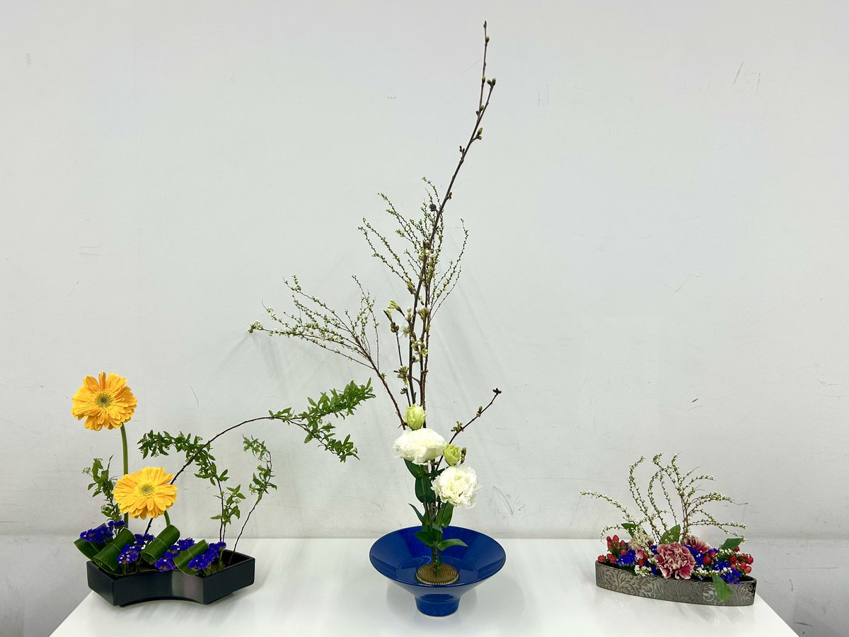 suac_flower's tweet photo. 当日は、実際にお稽古でサークル所属学生がいけたいけばな作品も展示しています！写真左から自由花、生花、フラワーアレンジメントです↓ https://t.co/6eS5ksSD6e