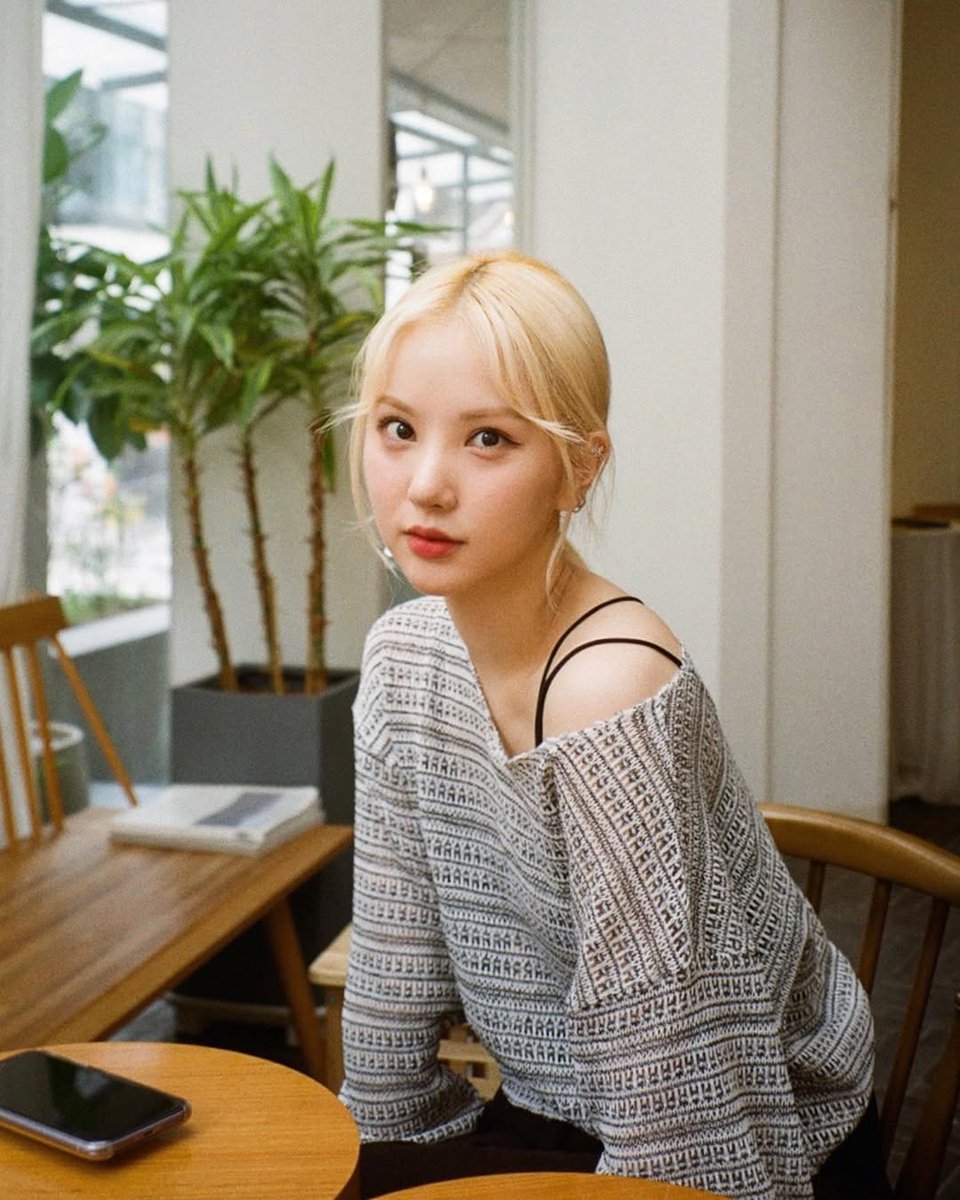 the dreamiest cafe mood! ✨ such a perfect spot to enjoy a quiet morning coffee, maybe catch up on some reading, or just people-watch! ☕💖