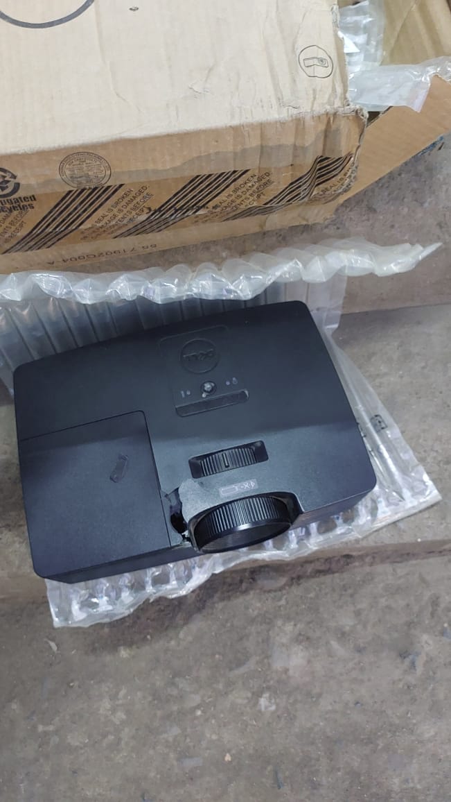 Amit_RAWS's tweet photo. Very disappointed, My Cargo LR 101/1070 (expensive projector) has been received to #sagar #madhyapradesh today in this situation. Request @Charteredbusin to take necessary action. https://t.co/S9hBl3x2Oy
